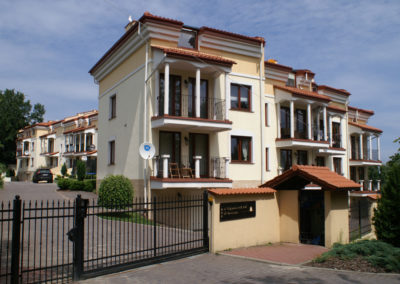 1258813-Osiedle-jest-zamkniete-Dzieki-charakterystycznym-kolumnom-ozdabiajacym-balkony__kr